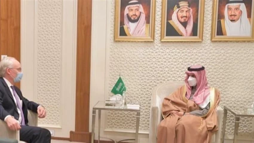 وزير الخارجية السعودي يلتقي المبعوث الأمريكي ومليشيا الحوثي تطرح مبادرة جديدة