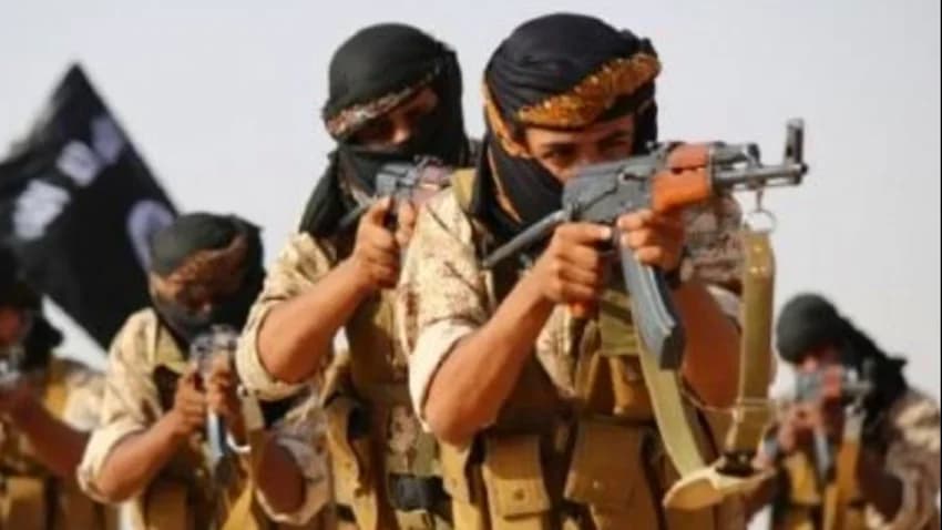 الحكومة تتهم مليشيا الحوثي بتصوير مشاهد تمثيلية لعناصر القاعدة