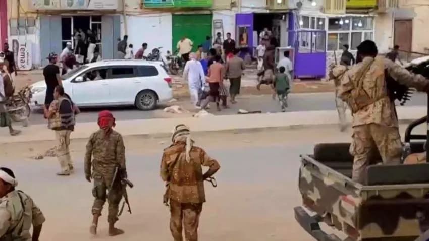أسوشيتد برس: ارتفاع ضحايا الاشتباكات في عدن إلى 10 قتلى بينهم 4 مدنيون وإصابة العشرات