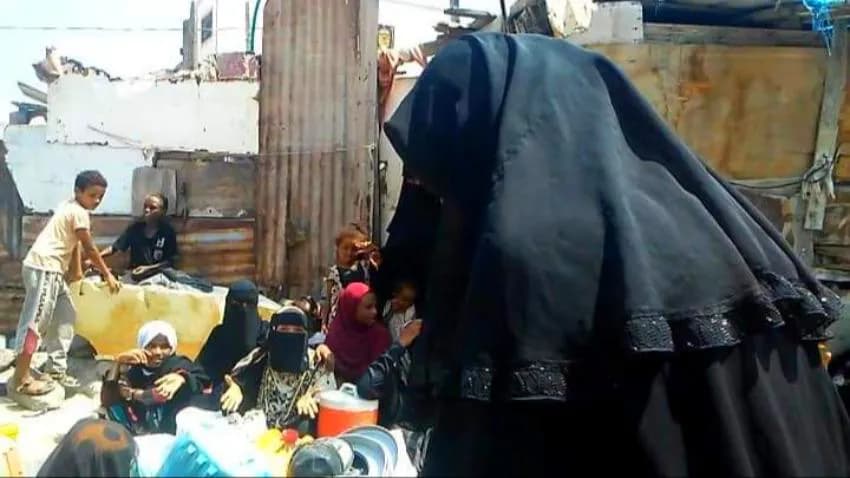 بعد حرقه للمنازل.. الانتقالي يهجر عددا من الأسر في 'كريتر'