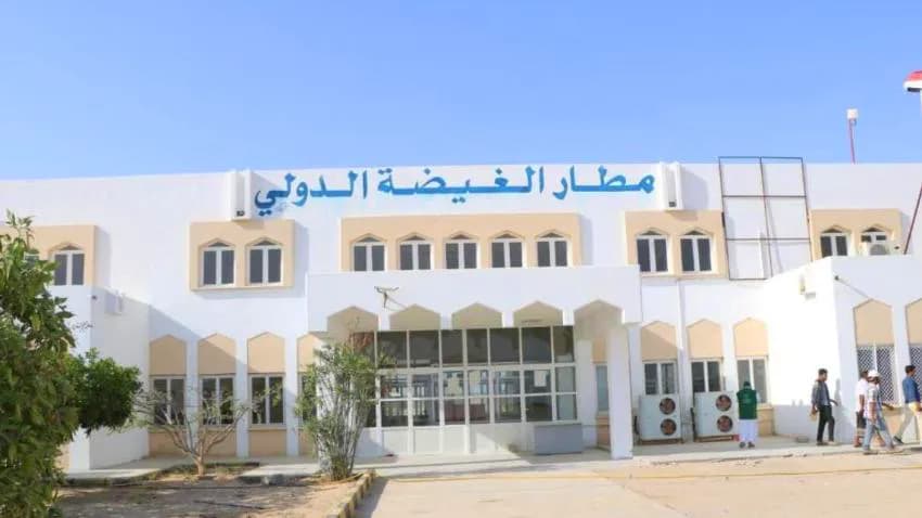 رحلات يومية من سقطرى.. مواقع عسكرية سعودية داخل مطار الغيضة