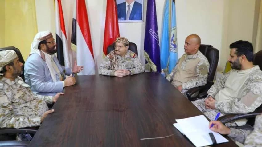 وزير الدفاع يلتقي مسؤولا سعوديا في مأرب لبحث التنسيق العسكري
