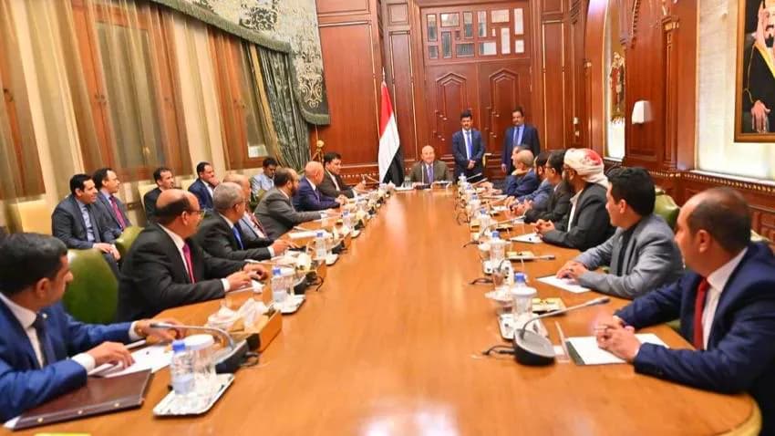 الرئيس هادي يلتقي الأحزاب السياسية ويشدد على مواجهة الانقلاب الحوثي