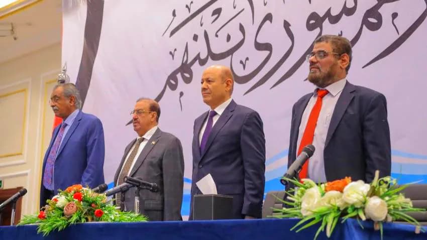 رئيس مجلس القيادة يتعهد بالحفاظ على المؤسسة العسكرية وإنهاء انقلاب مليشيا الحوثي