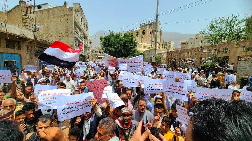 محتجون في تعز يطالبون برفع الحصار عن المدينة