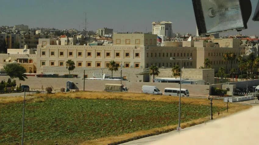 مطالبات دولية بالإفراج عن موظفين يمنيين في سفارة واشنطن بصنعاء محتجزين لدى المليشيا