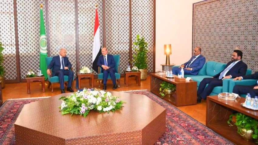 رئيس مجلس القيادة يتهم الحوثيين بالإفراج عن محكومين بقضايا إرهابية
