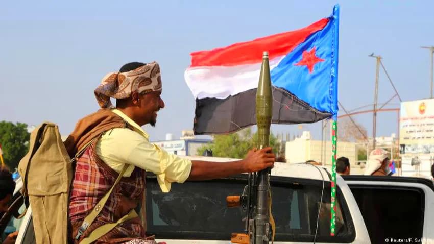 الانتقالي يواصل التمرد.. تهديدات بإعاقة مؤسسات الدولة وعمليات تجنيد في عدن وأبين