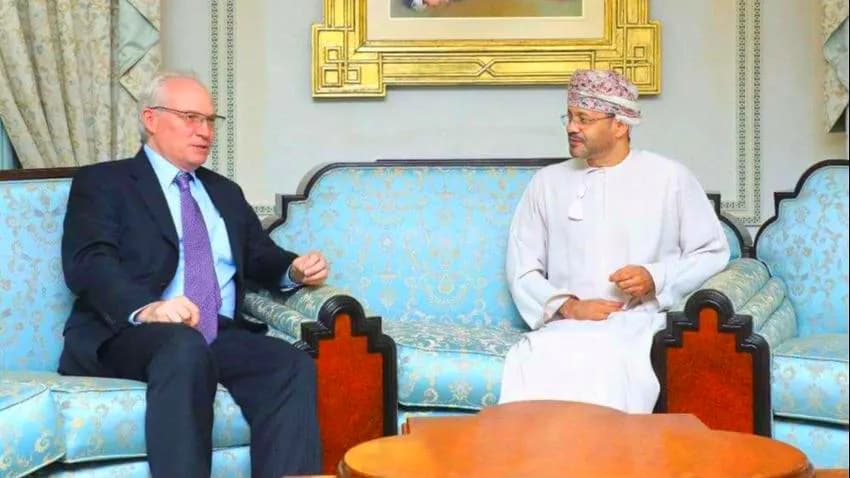 لقاء يجمع وزير الخارجية العماني والمبعوث الأمريكي إلى اليمن لبحث ملف الهدنة ووقف الحرب