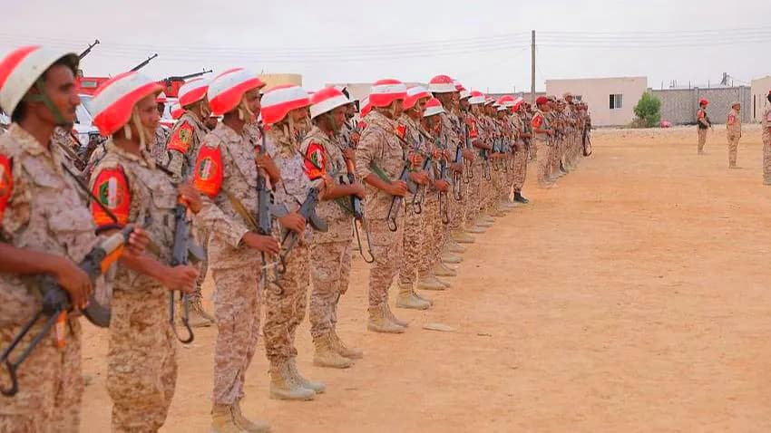 محافظ المهرة يزور معسكر الشرطة العسكرية والانتقالي يصعّد ضد الجيش