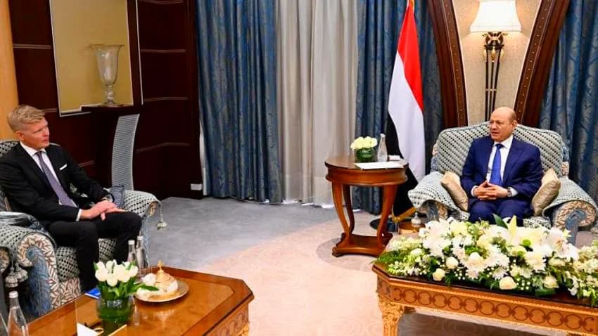 العليمي يبحث مع غروندبرغ فرص تمديد الهدنة التي انتهت اليوم