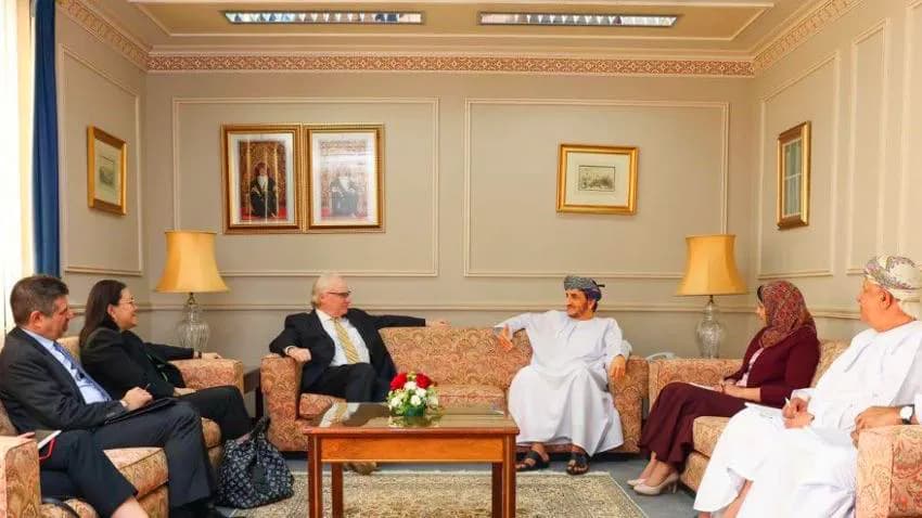 مسؤول عماني يبحث مع المبعوث الأمريكي جهود الحل السياسي في اليمن