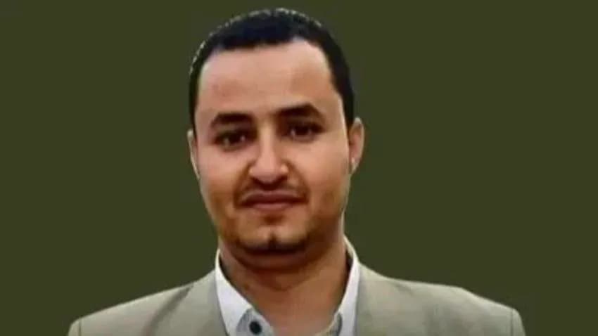 نقابة الصحفيين: قيادي حوثي قام بتعذيب الصحفي المنصوري وضربه على رأسه حتى كسرت جمجمته