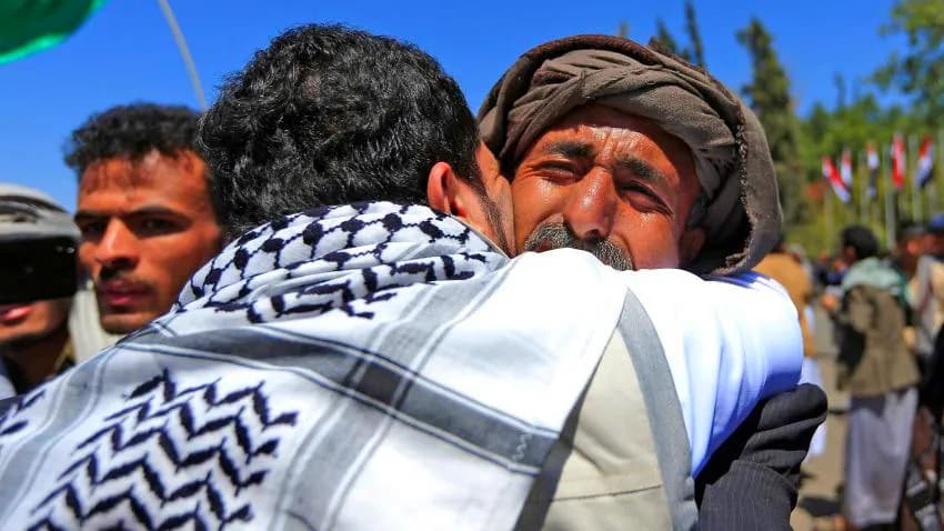تعثّر ملف الأسرى.. تبادل اتهامات بين الحكومة والحوثيين