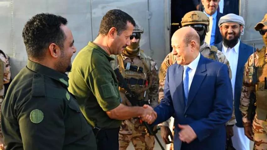 رئيس المجلس الرئاسي يصل عدن رفقة المحرمي
