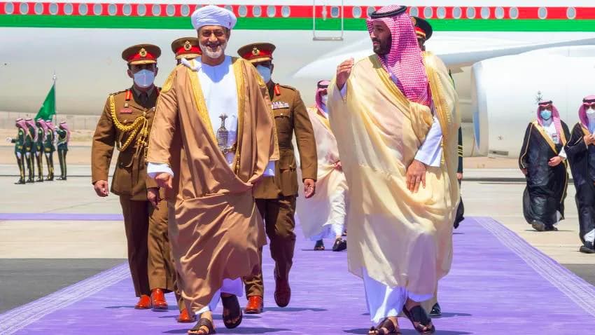 موقع استخباراتي يكشف انزعاج السعودية من دور سلطنة عمان في مفاوضات حل أزمة اليمن