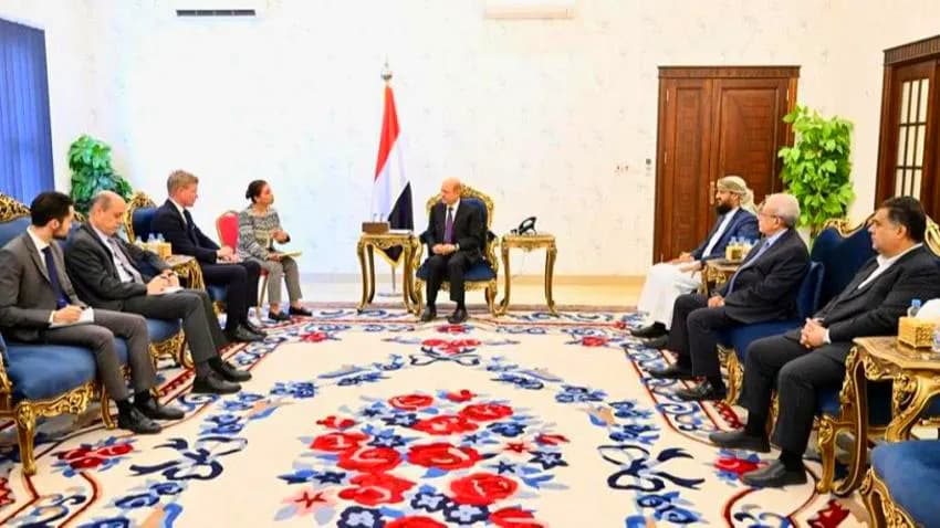 لإحياء عملية السلام.. المبعوث الأممي يلتقي رئيس مجلس القيادة الرئاسي