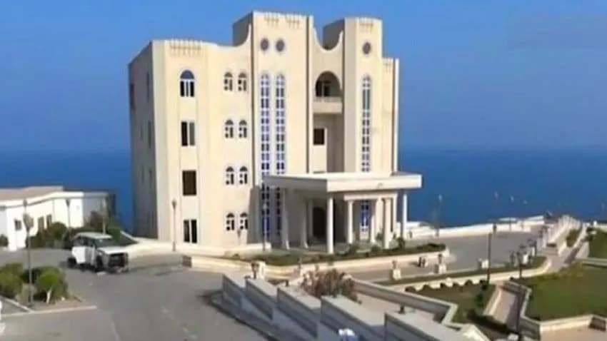 تصعيد جديد.. الانتقالي يغلق بوابات قصر معاشيق ورئيس الحكومة يغادر عدن