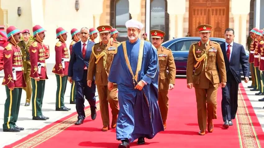 سلطان عمان يصل إيران لإجراء مباحثات حول ملفات عدة بينها الأزمة اليمنية