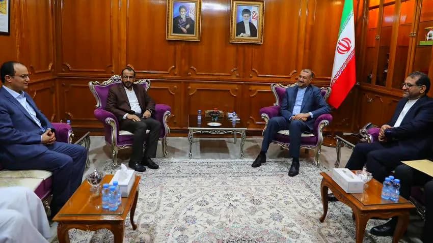 وزير الخارجية الإيراني يلتقي وفد مليشيا الحوثي المفاوض في مسقط
