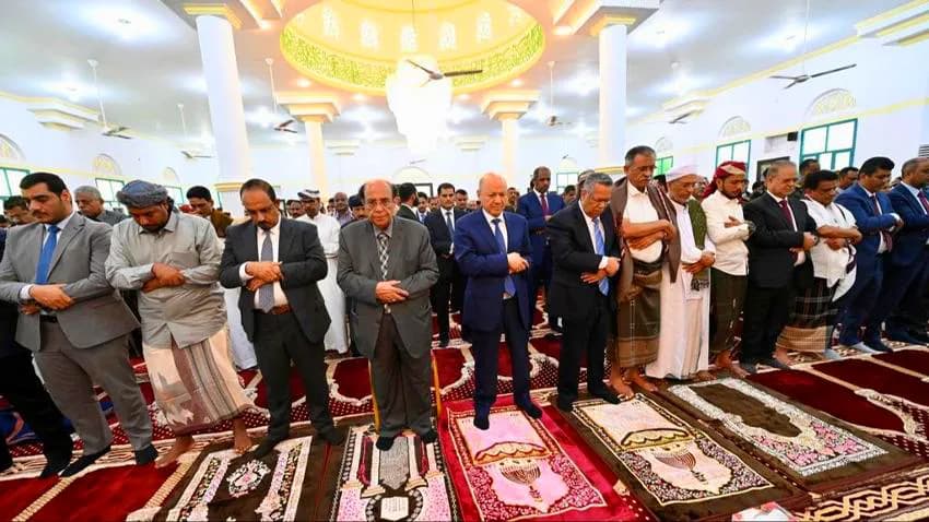 العليمي يؤدي صلاة العيد في المكلا ويستقبل قيادة الدولة في القصر الجمهوري