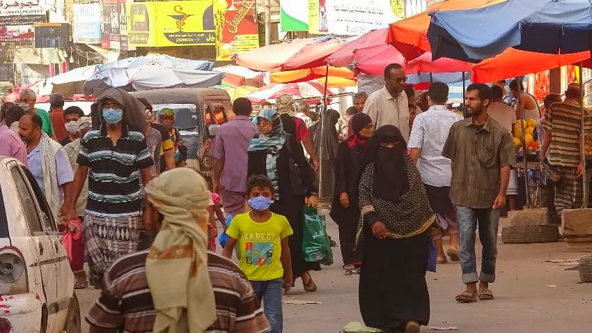بسبب الحرب الحوثية على الاقتصاد.. الحكومة تحذّر من انزلاق الوضع الإنساني إلى مستويات خطيرة