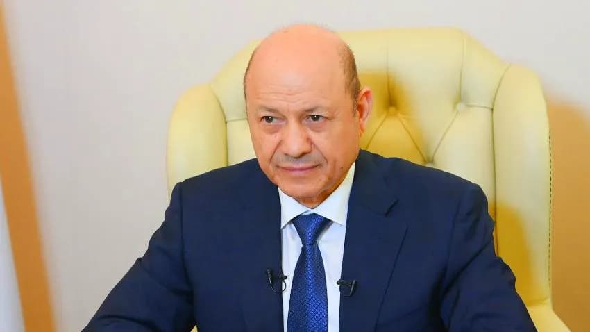 في ظل تصاعد الغضب الشعبي.. العليمي يتعهد بالعمل على استقرار العملة