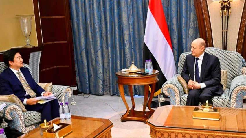 العليمي يؤكد التزام الحكومة الشرعية بنهج السلام