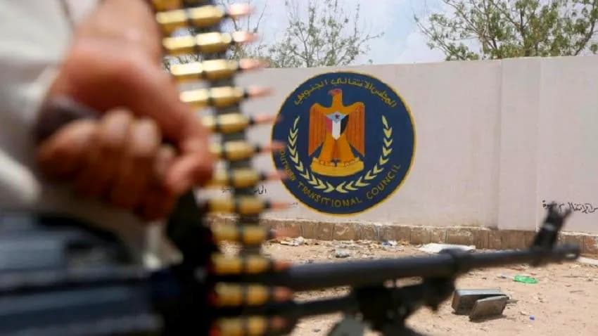 الانتقالي يعاود خطابه التصعيدي ضد الحكومة ويتهمها بممارسة حرب الخدمات