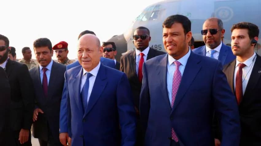 العليمي يعود إلى عدن ويؤكد التزامه بتهيئة الظروف للاستقرار