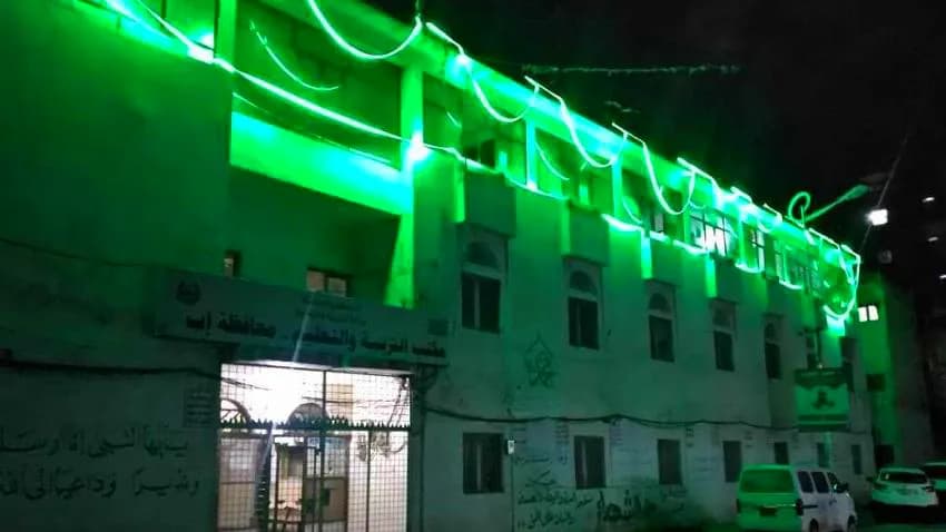 المولد كموسم للثراء والفيد.. الحوثيون يجبرون السكان على تزيين منازلهم ومحالهم