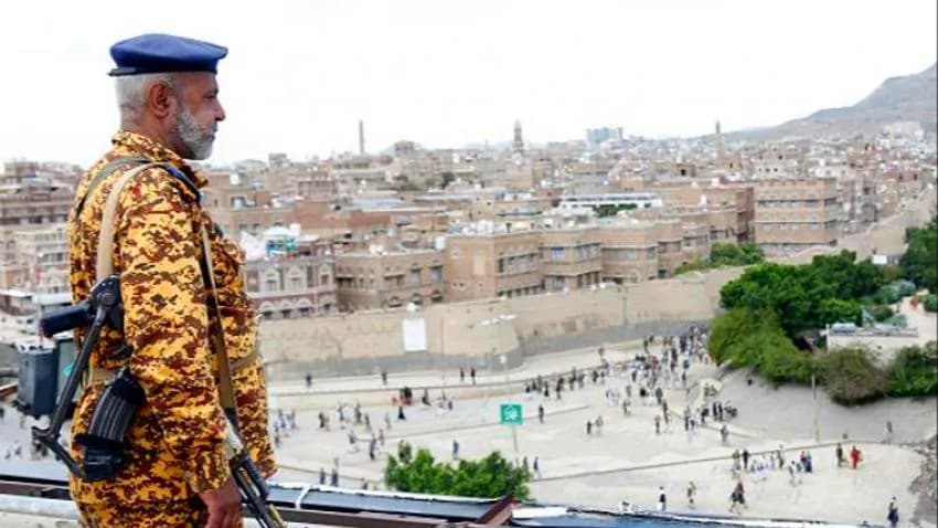مليشيا الحوثي تفرض رقابة أمنية مشددة على 30 برلمانيا وقيادات حزبية