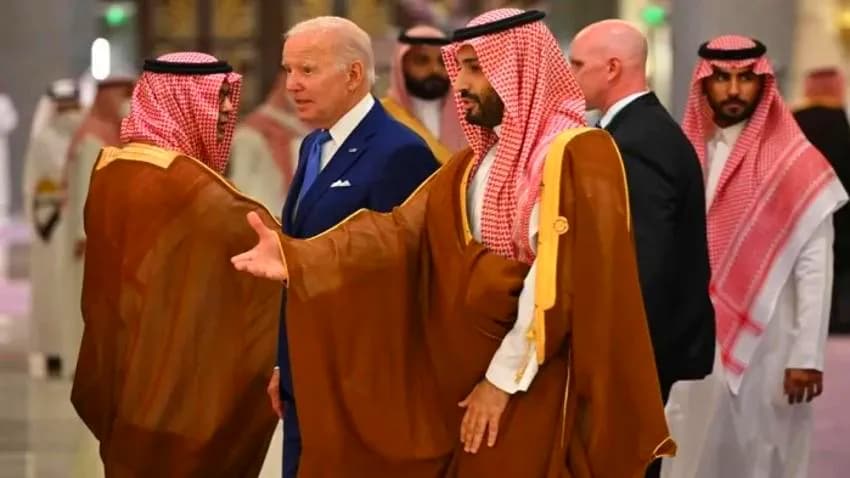 السعودية تحث واشنطن على ضبط النفس إزاء هجمات الحوثيين على السفن بالبحر الأحمر