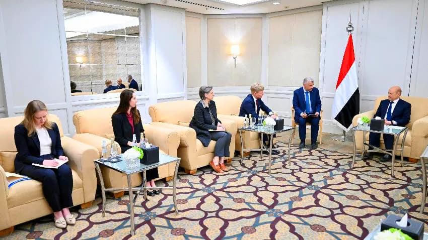 رشاد العليمي يبحث مع المبعوث الأممي خارطة الطريق السعودية ويطالب بضغوط على الحوثيين لتجديد الهدنة