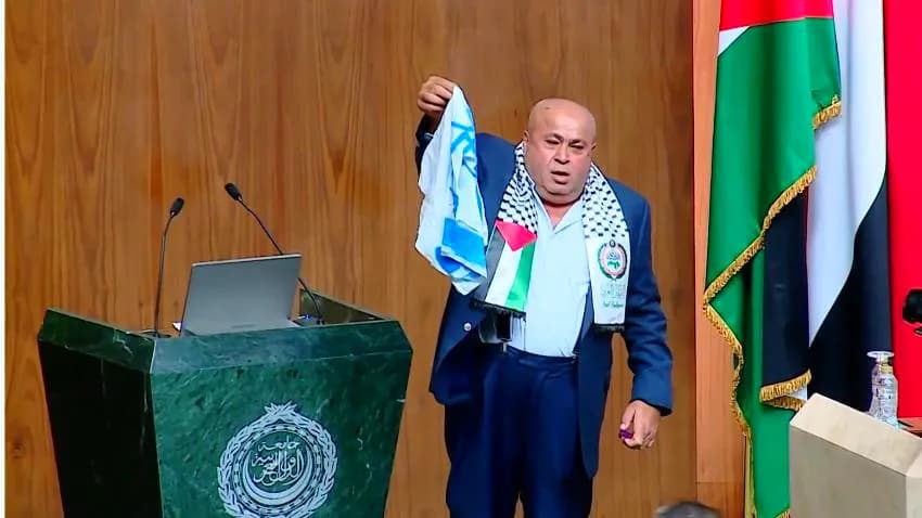 برلماني أردني يحرق علم إسرائيل في قاعة الجامعة العربية