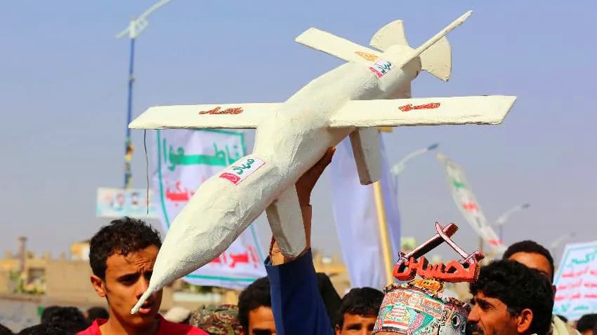 الحوثيون يقرون بوجود تنسيق مع الإيرانيين في عملياتهم بالبحر الأحمر