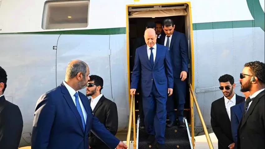 العليمي يعود إلى عدن بعد شهر من الغياب