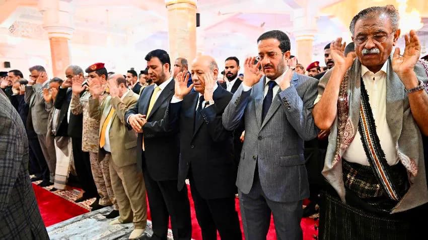 قيادات الدولة يؤدون صلاة العيد في عدد من المحافظات ويؤكدون العمل على إنهاء الانقلاب