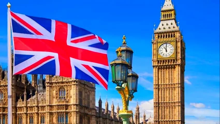 بريطانيا تدعو الحوثيين لوقف الهجمات على السفن والعودة إلى محادثات السلام