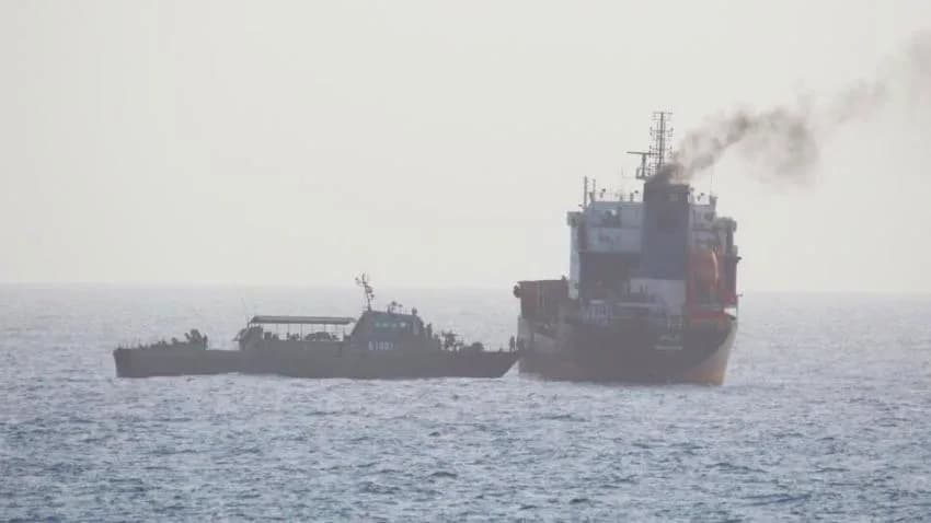 إنقاذ طاقم سفينة تعرضت لهجمات متكررة ونقلهم إلى ميناء جيبوتي