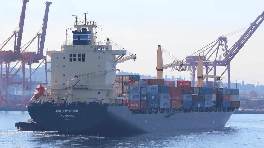 الحوثيون يعلنون استهداف سفينة في خليج عدن