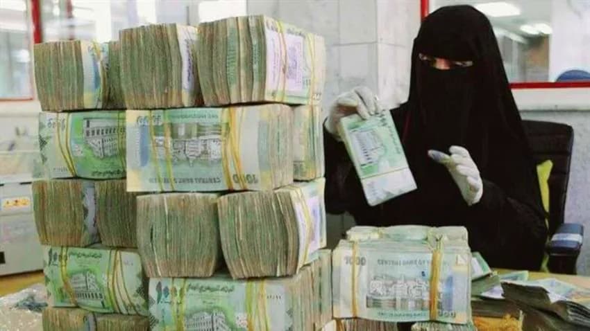 الدولار يتجاوز 2350 ريالا والعليمي يجدد من الرياض مطالبته بدعم دولي لمواجهة الأزمة الاقتصادية