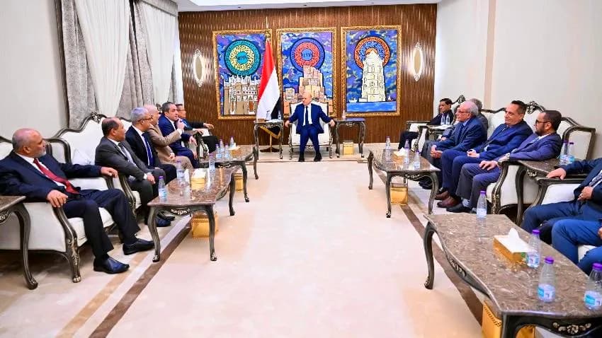 العليمي يدعو القوى السياسية لدعم الإصلاحات الاقتصادية وتعزيز حضور الدولة في عدن والمحافظات المحررة