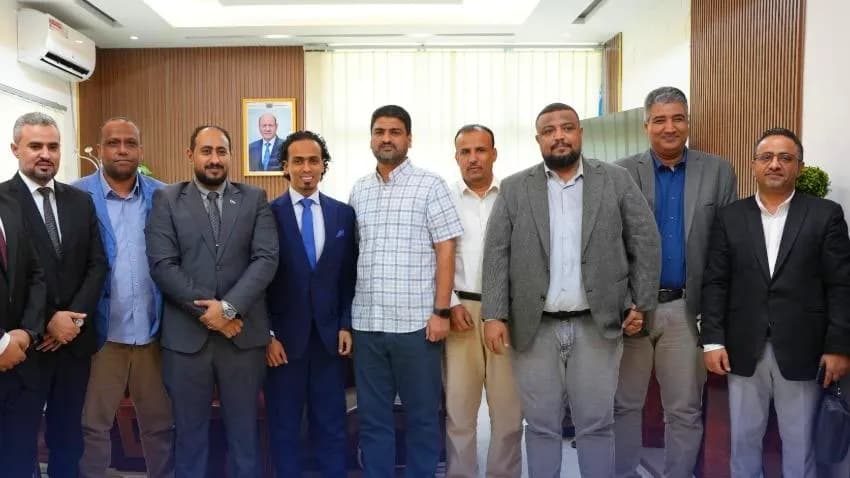 الانتقالي الجنوبي يقتحم مكتب نائب وزير الإعلام في عدن ويباشر تنفيذ قرارات الزبيدي