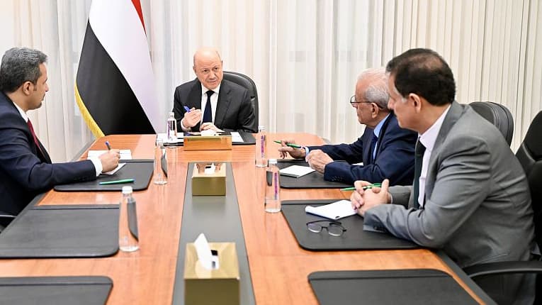 رئيس مجلس القيادة: استقرار المناطق المحررة أساس استعادة الدولة