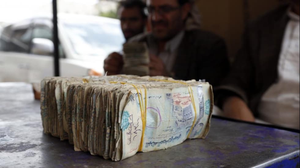 دراسة تكشف بالأرقام عمق أزمة السيولة في اليمن وتحذر من "عجز حقيقي" وشيك