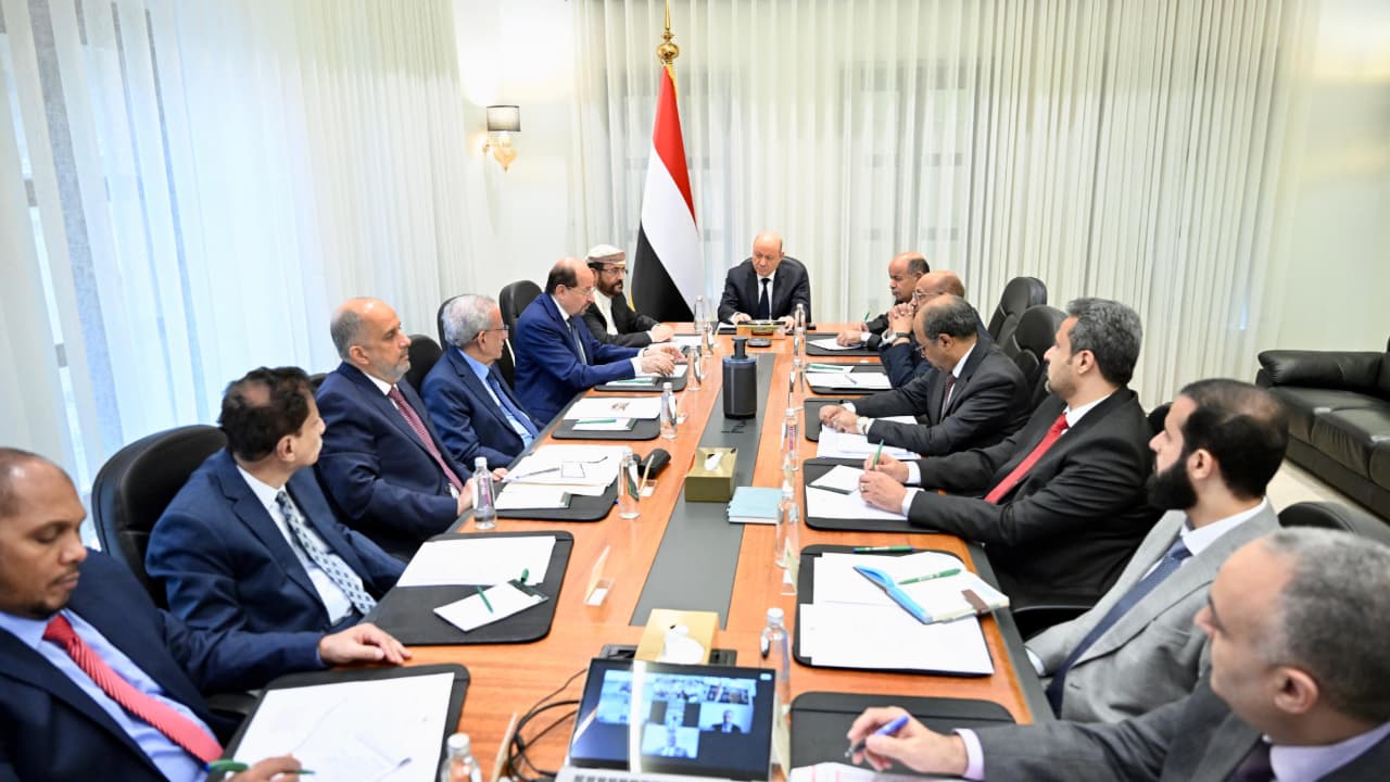 اجتماع رئاسي يشدد على توريد كافة الموارد إلى حساب الحكومة واغلاق أي حسابات خارج البنك المركزي