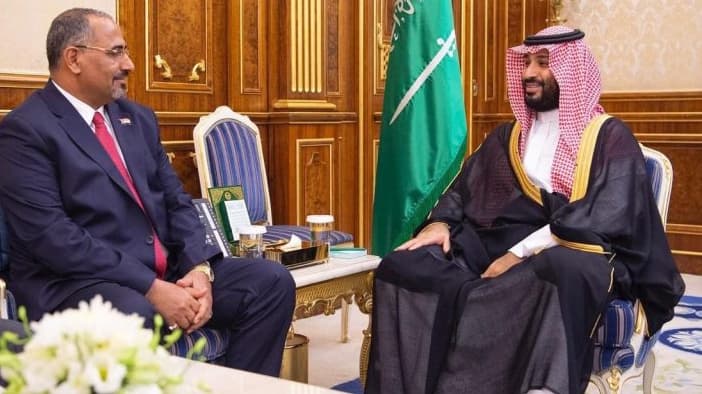 مصدر يكشف عن تفاهمات سعودية مع قيادات الانتقالي المنحل لتقليص نفوذ الزبيدي