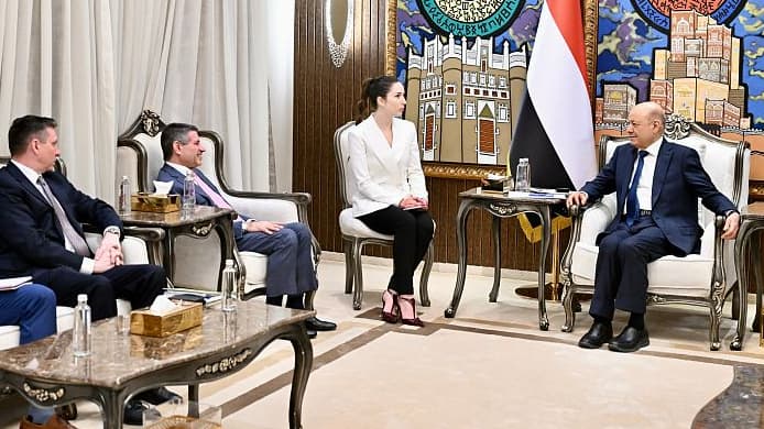 الرئيس العليمي: الحوثيون نسقوا مع شبكات إرهابية لاختطاف سفينة قبالة السواحل اليمنية
