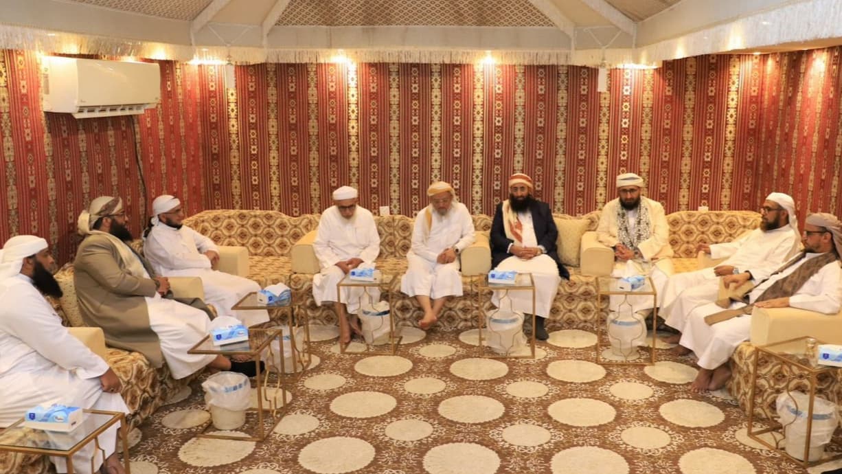 وزير الأوقاف يبحث في مكة توحيد الخطاب الديني وتعزيز الشراكة لمواجهة التحديات في اليمن
